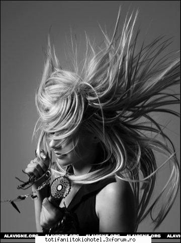 avril.... imi place arat bine.... shi canta  mijtode curand sa maritata avril lavigne